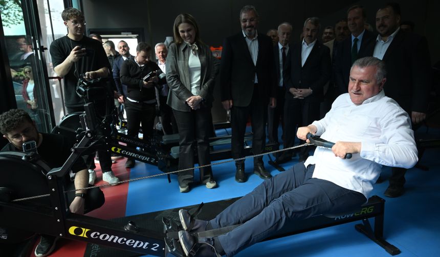 Bakan Bak, Edirne'de kürek sporcularını ziyaret etti