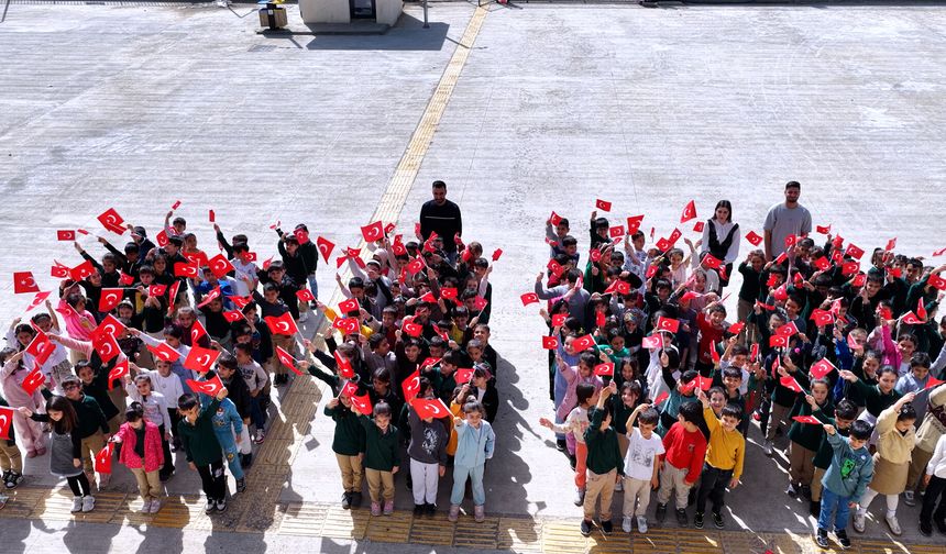 Bakan Kurum, deprem bölgesindeki okuldan 23 Nisan kutlamasına ilişkin görüntü paylaştı