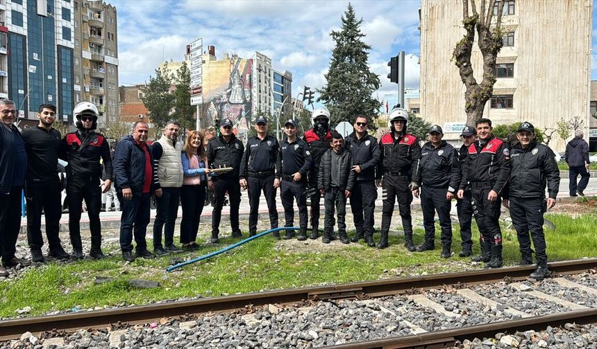 Batman'da gazetecilerden 'kavga' ihbarına gelen polislere sürpriz kutlama
