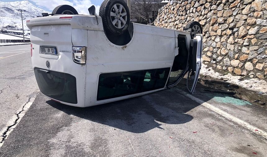 Bitlis'te otomobil ve kamyonetin çarpıştığı kazada 6 kişi yaralandı