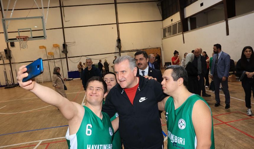 Gençlik ve Spor Bakanı Bak, down sendromlu özel sporcularla maç yaptı