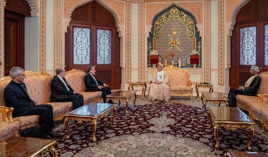 İran Dışişleri Bakanı Erakçi, Maskat'ta Umman Sultanı Bin Tarık ile bir araya geldi