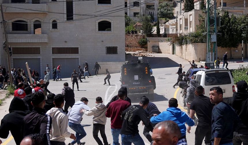 İsrail askerleri, Batı Şeria'da öldürülen Filistinlilerin cenaze törenine baskın düzenledi