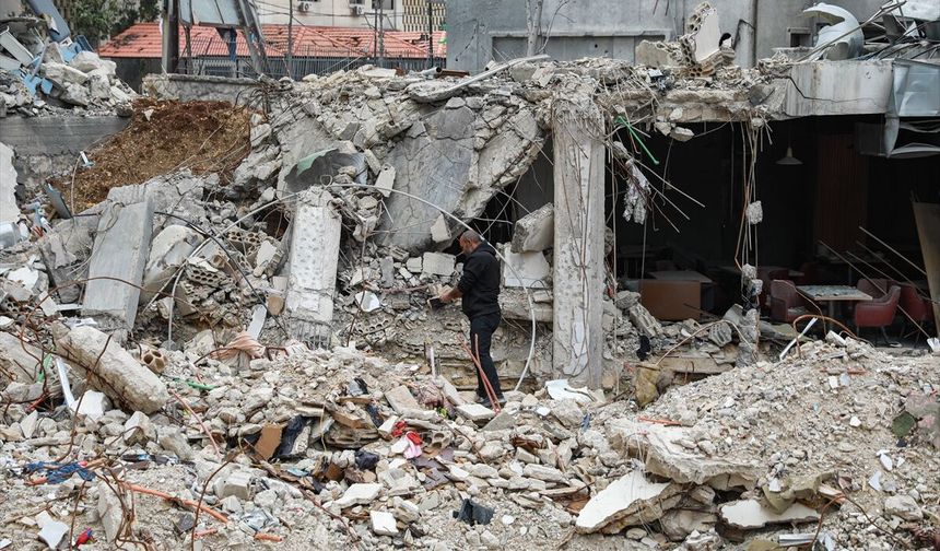 İsrail'in şiddetli saldırılarla hedef aldığı Lübnan'ın Nebatiye kentinde geride büyük bir yıkım kaldı