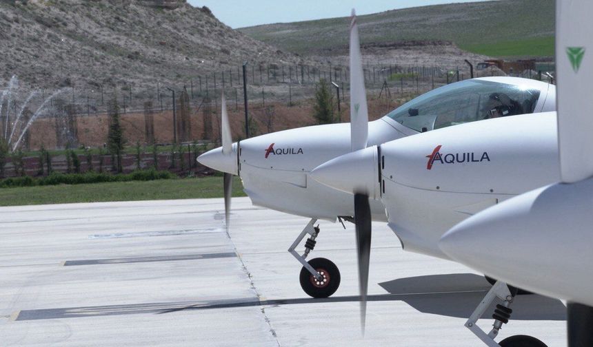 Kadın akrobasi pilotu Şener, Dünya Pilotlar Günü'nde gösteri uçuşu yaptı