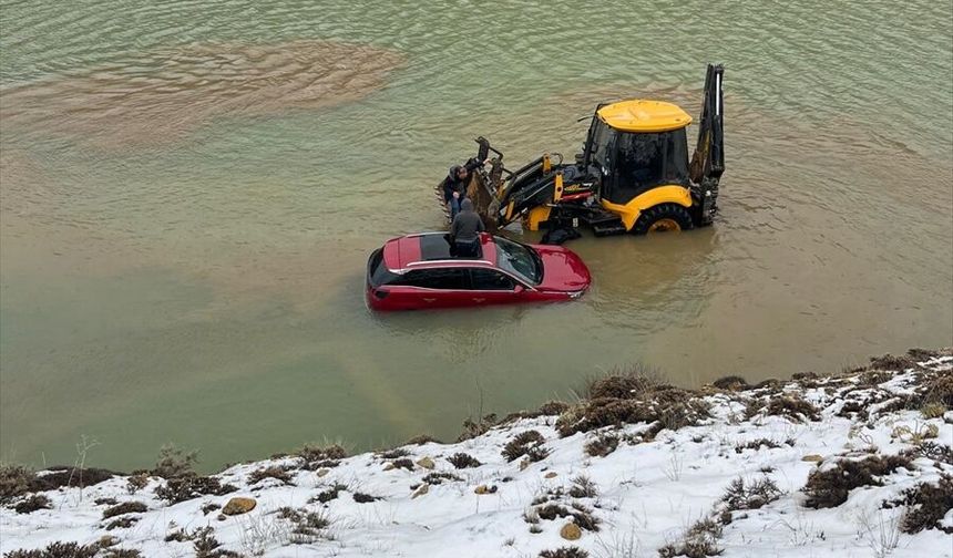 Konya'da suyla kaplı yoldan geçmeye çalışırken araçlarında mahsur kalan 4 kişi kurtarıldı