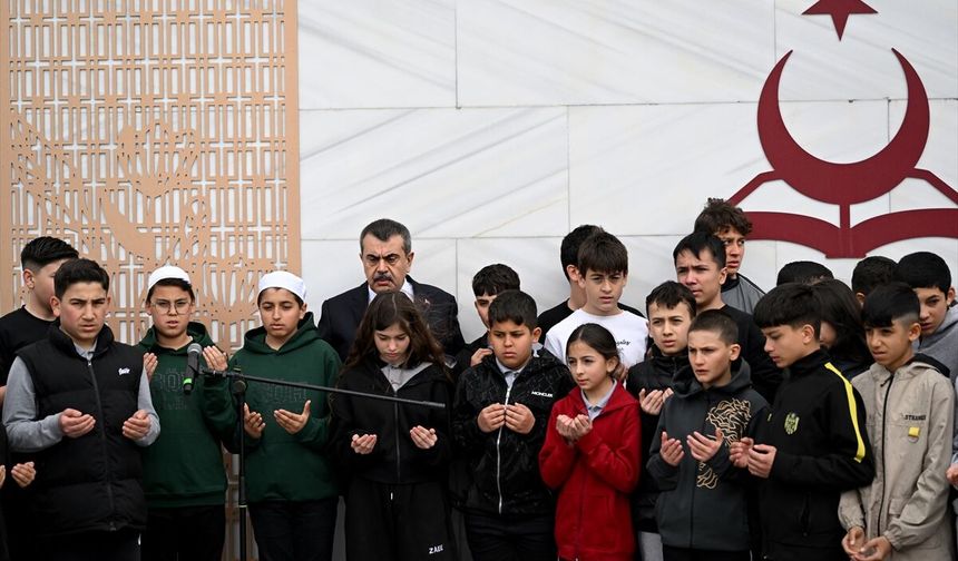 Milli Eğitim Bakanı Tekin, Şehit Öğretmenler Abidesi'ni ziyaret etti: