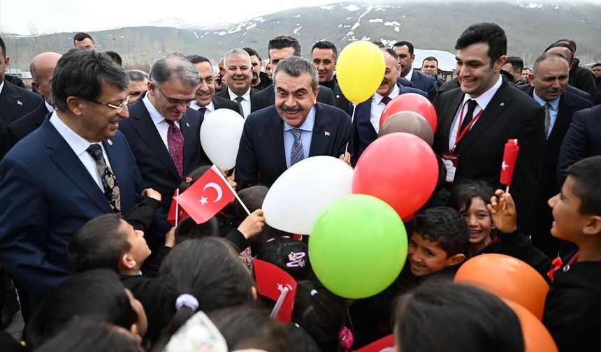 Milli Eğitim Bakanı Tekin, Van'da ilkokul öğrencileriyle buluştu