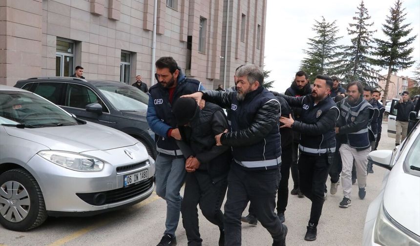 Yozgat'ta yolcusu bulunmayan otobüsün bagajından 53 düzensiz göçmen çıktı