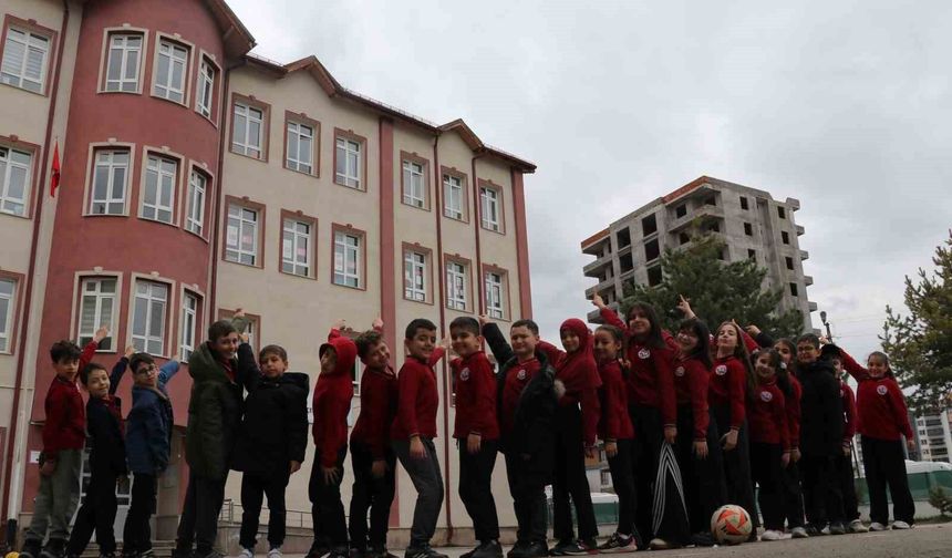 Baharın habercisi leylekler bu yıl gelmedi, öğrenciler hasretle yollarını gözlemeye başladı