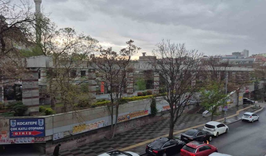 Başkent'te aniden başlayan fırtına vatandaşlara zor anlar yaşattı