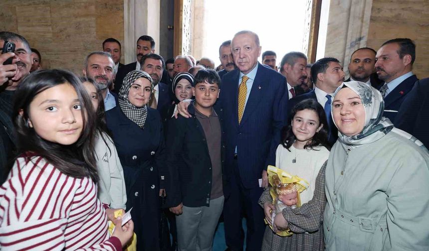 Cumhurbaşkanı Erdoğan: 'Türkiye Cumhuriyeti Devleti sıradan bir devlet değildir. Hiçbir güç Türkiye ve Türkiye Cumhurbaşkanı'na parmak sallayamaz'