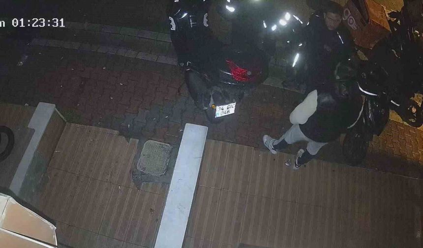 Hırsızlık yaptı sandılar, 14 yaşındaki çocuğu tekme tokat dövdüler; o anlar kamerada