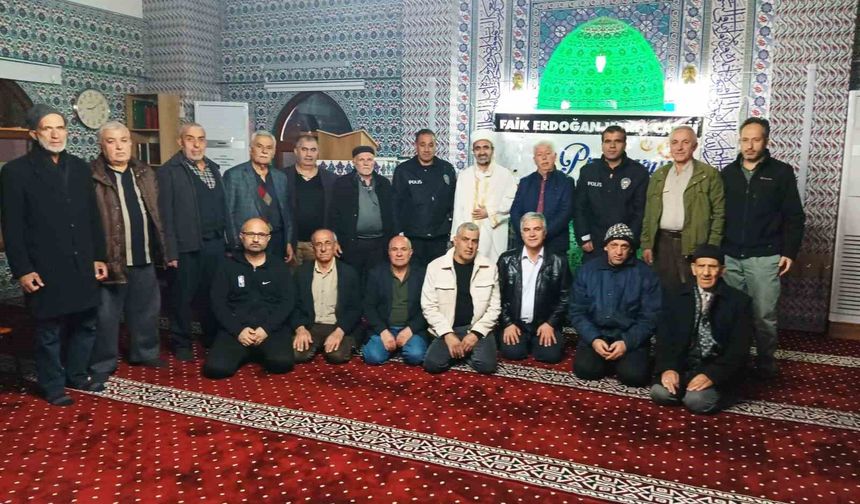 İhbar üzerine camiye gelen polisler sürpriz kutlamayla karşılaştı
