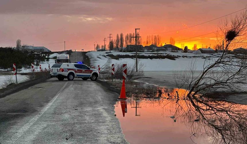 Karayazı'da gölet taştı, yol ulaşıma kapatıldı