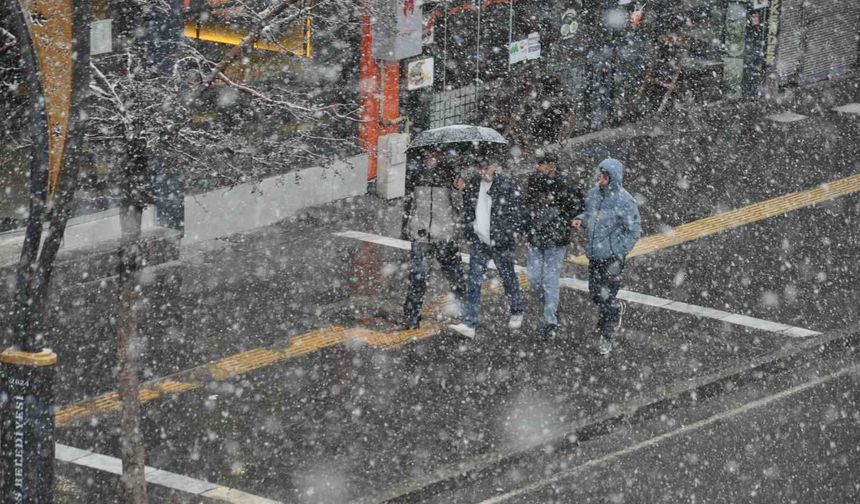 Kars'ta kar ve tipi: 33 köy yolu ulaşıma kapandı