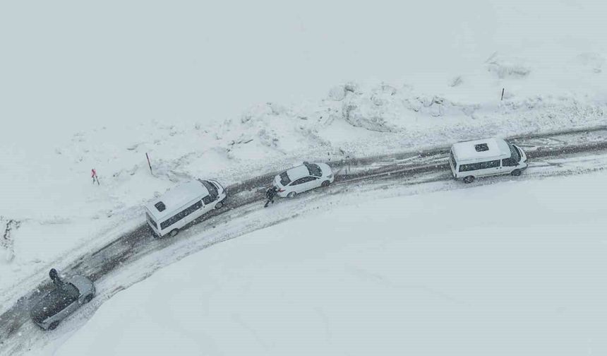 Muş'ta kar ve tipi: Mahsur kalan 50 kişi kurtarıldı