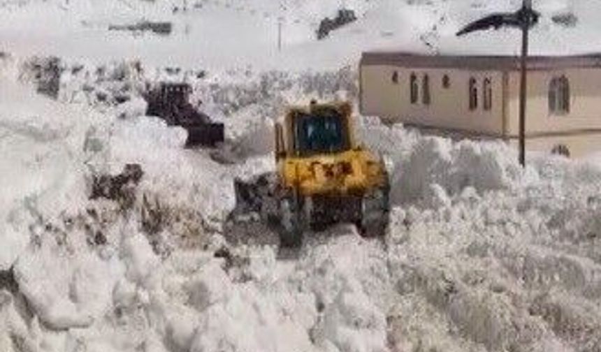 Nemrut'ta kar 5 metreyi buldu