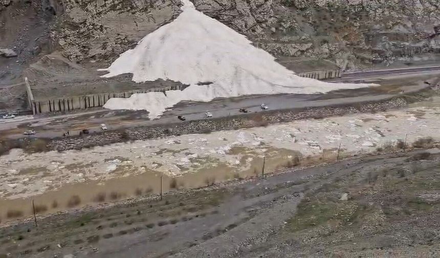 Sümbül Dağı'nda çığ devam ediyor