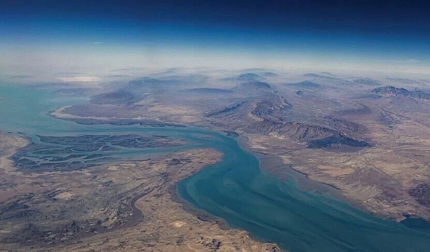 İran Dışişleri Bakanı Erakçi: Hürmüz Boğazı, Lübnan'daki ateşkes süresinin sonuna kadar tüm ticari gemilere açık olacak