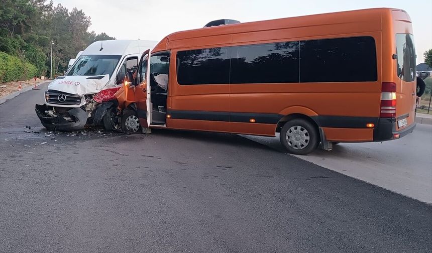 Antalya'da iki tur minibüsünün çarpıştığı kazada 13 turist yaralandı