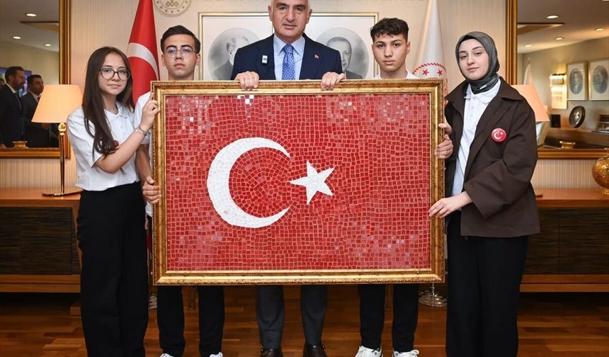 Bakan Ersoy, 19 Mayıs dolayısıyla genç sanatçıları ağırladı
