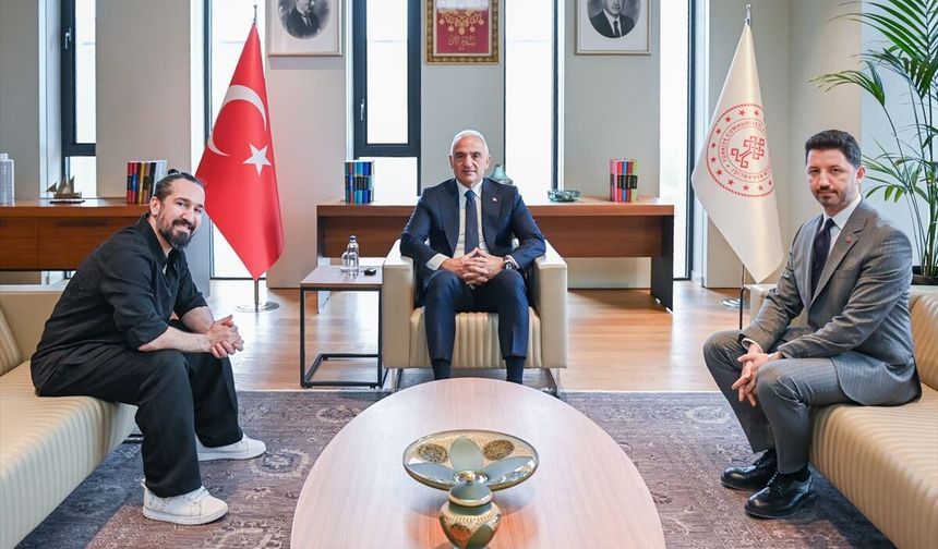 Bakan Ersoy, Barış Manço'nun oğlu Doğukan Manço ile AKM'de bir araya geldi