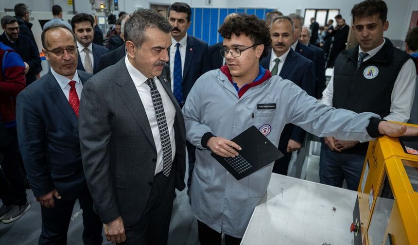 Bakan Tekin, Teknopark Ankara İvedik OSB Mesleki ve Teknik Anadolu Lisesini ziyaret etti