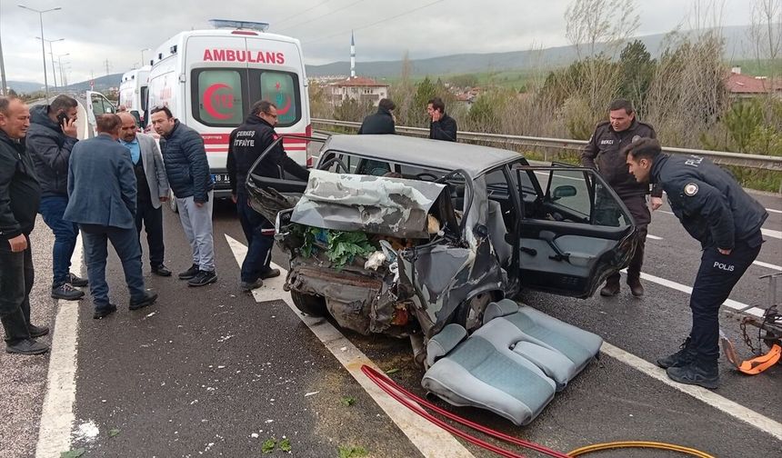Çankırı'da panelvanın park halindeki otomobile çarpması sonucu 3 kişi öldü, 5 kişi yaralandı
