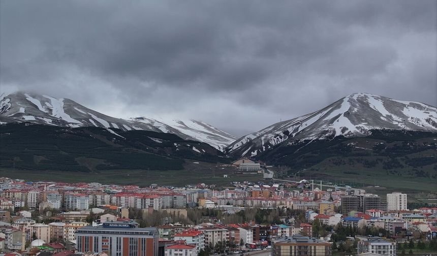Erzurum'da mayıs ortasında yağan kar vatandaşları şaşırttı