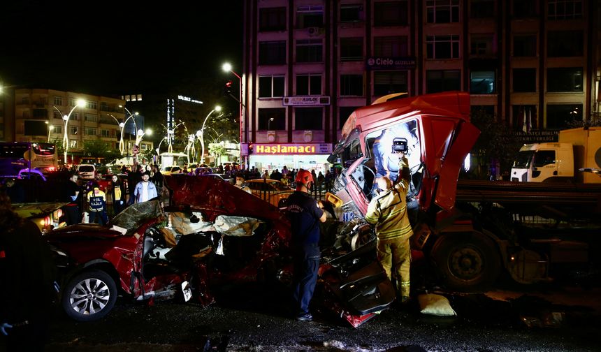 Giresun'da tır ile iki otomobilin karıştığı kazada 5 kişi öldü, 6 kişi yaralandı