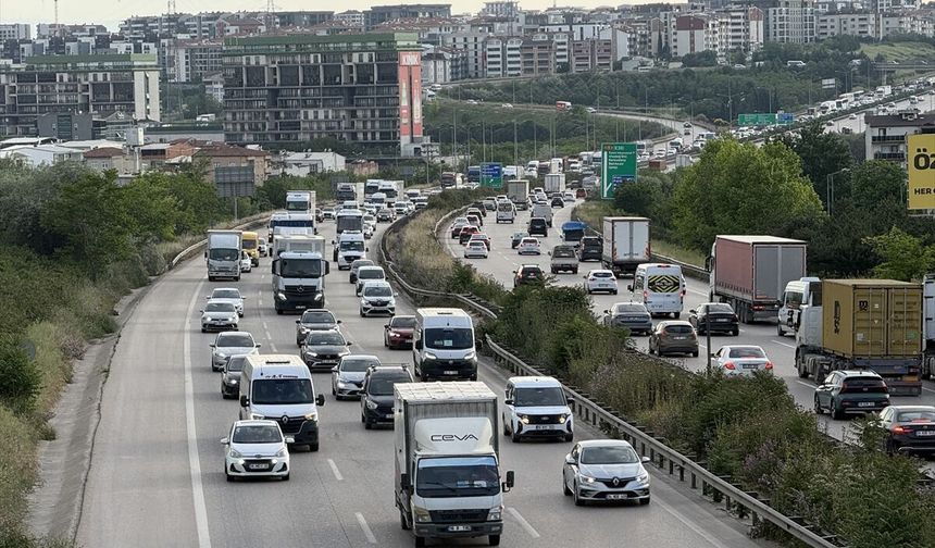 İstanbul-İzmir Otoyolu'nda bayram tatili nedeniyle akıcı yoğunluk yaşanıyor