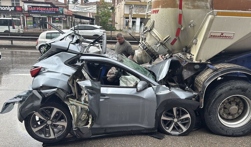 Kocaeli'de zincirleme kazada tır ile tankerin arasında ezilen otomobilin sürücüsü yaralı kurtuldu
