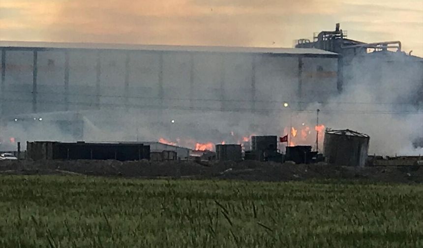 Konya'da kağıt fabrikasında çıkan yangına müdahale ediliyor