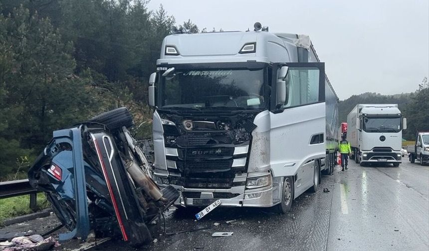Tarsus-Pozantı Otoyolu'nda 3 aracın karıştığı kazada 1 kişi hayatını kaybetti, 6 kişi yaralandı