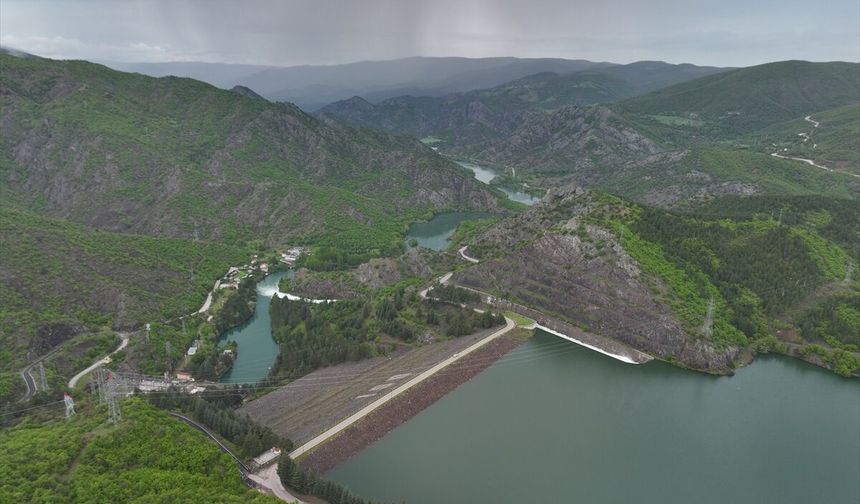 Tokat'ta Almus Baraj Gölü'nde dolusavaktan akan su dronla görüntülendi