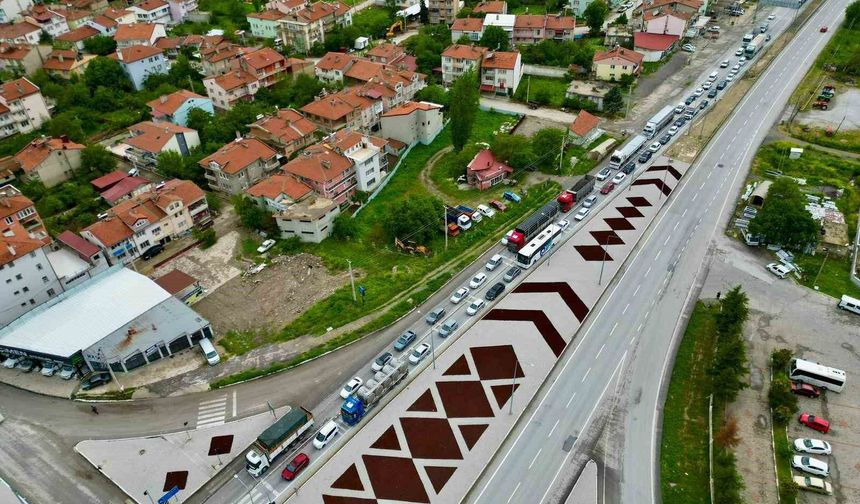 Afyonkarahisar'daki karayollarında bayram trafiği yoğunluğu başladı