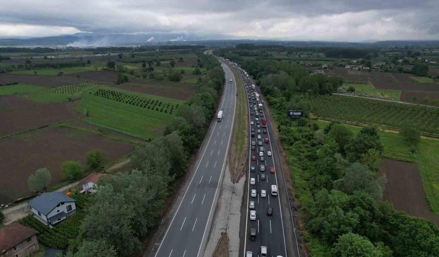 Bayram tatilinin ilk sabahında Sakarya geçişinde trafik durma noktasına geldi