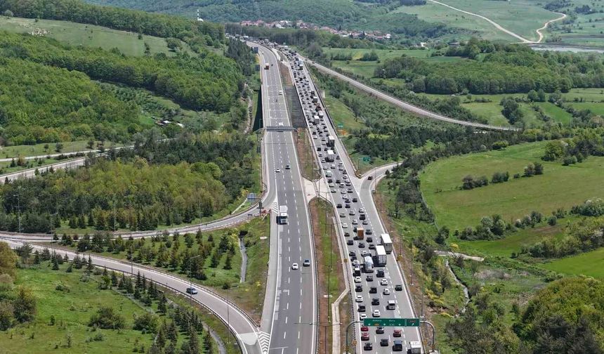 Bolu geçişinde bayram trafiği erken başladı: Yollarda uzun kuyruklar oluştu