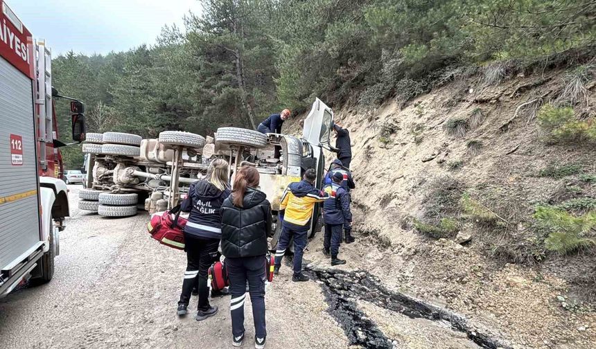 Bolu'da virajı alamayan hafriyat kamyonu devrildi: 1 ölü