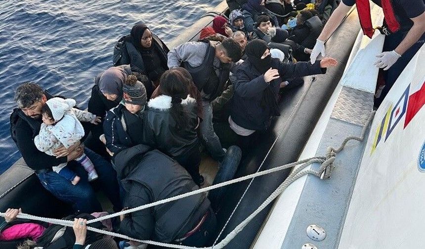 Çeşme açıklarında lastik botta 39 düzensiz göçmen yakalandı