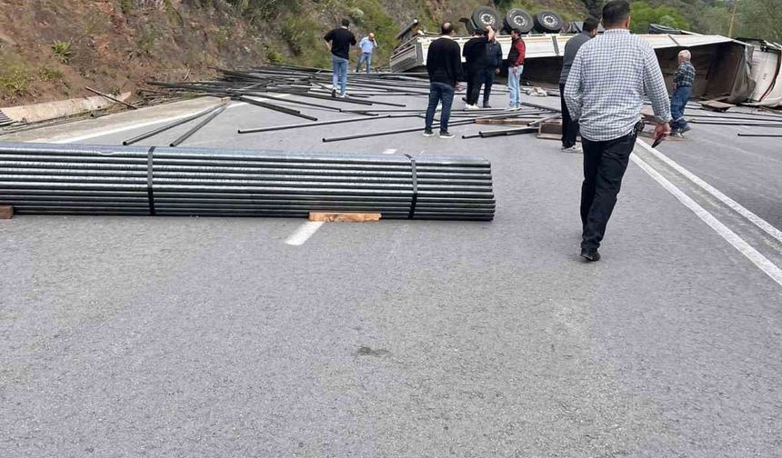Çubuk demir yüklü tır devrildi, OSB yolu trafiğe kapandı