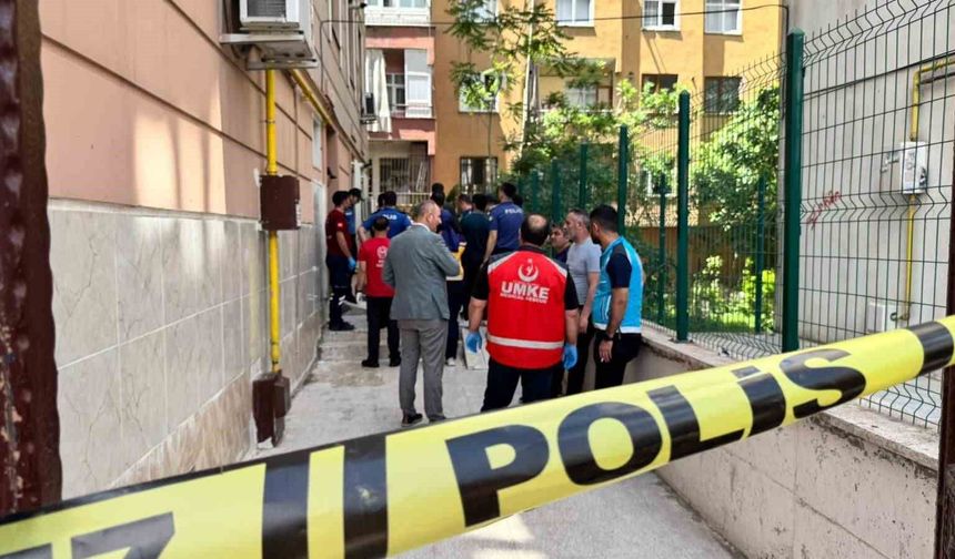 Pencere temizlerken 5'inci kattan düşen kadın hayatını kaybetti