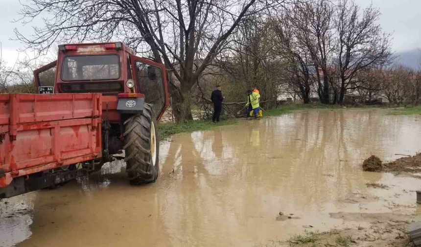 Sağanak yağış sel su baskınlarına neden oldu
