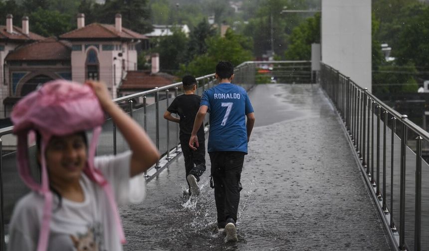 Ankara'da sağanak ve dolu, su baskınlarına neden oldu