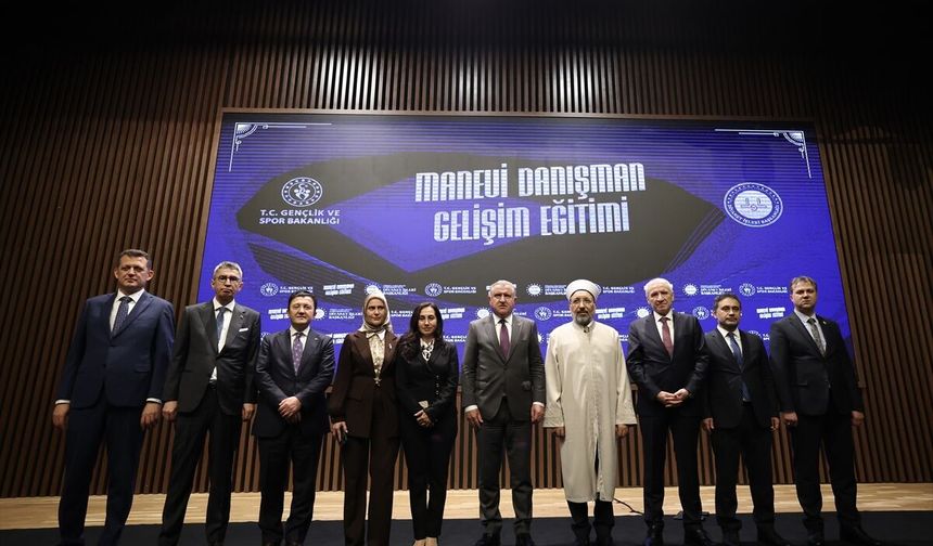 Bakan Bak, Manevi Danışman Gelişim Eğitimi Programı'na katıldı