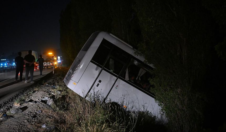 Başkentte servis minibüsü ile otomobilin çarpıştığı kazada 8 kişi yaralandı