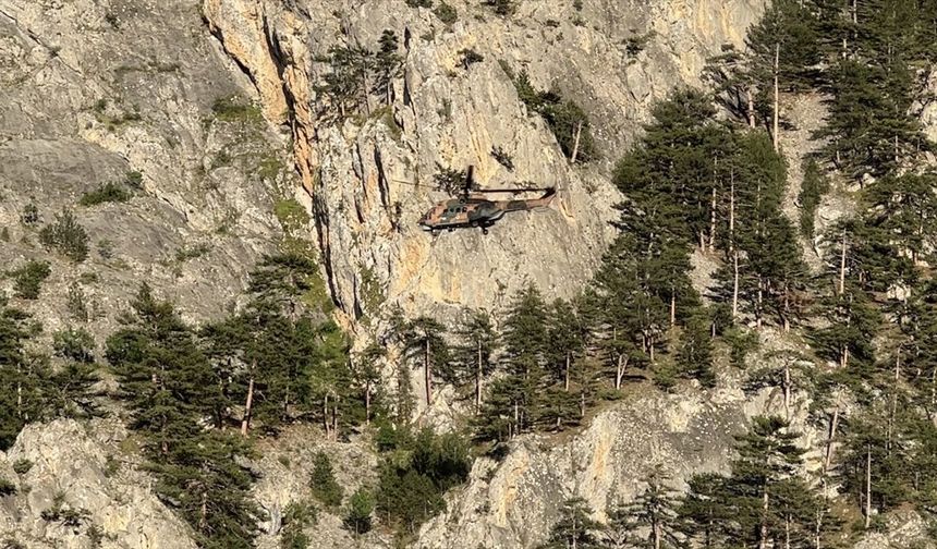 Çorum'da sarp arazide mahsur kalan kişi askeri helikopterle kurtarıldı