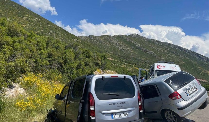 Isparta'da iki otomobilin çarpıştığı kazada 2 kişi öldü, 4 kişi yaralandı