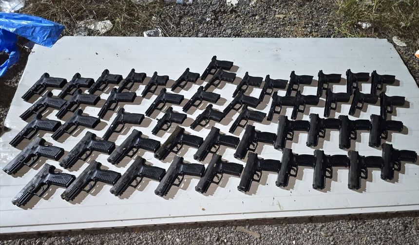 İstanbul'da kaçak silah operasyonunda 20 tabanca ele geçirildi